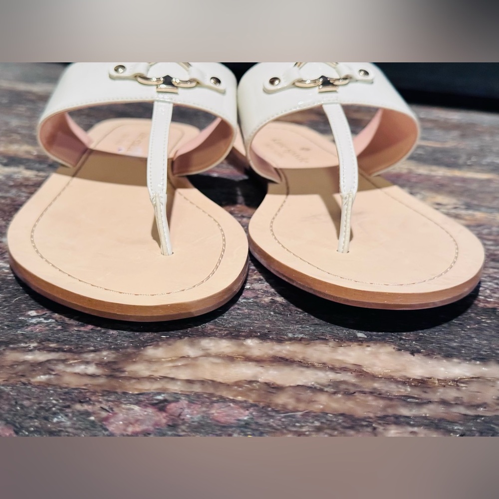 🚨SOLD🚨 KATE SPADE NEW YORK Cassia NEW White Patent Thong Flats Sandals Size 8.5 - Picture 15 of 16